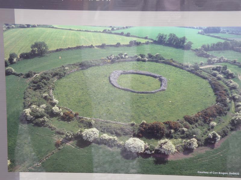 20100821i enorme ringfort.JPG